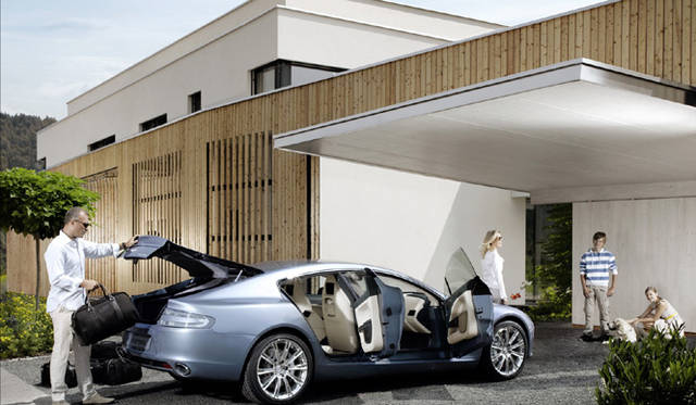 <em>ASTON MARTIN RAPIDE｜アストン・マーティン ラピード</em>