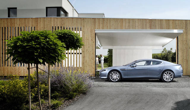 <em>ASTON MARTIN RAPIDE｜アストン・マーティン ラピード</em>