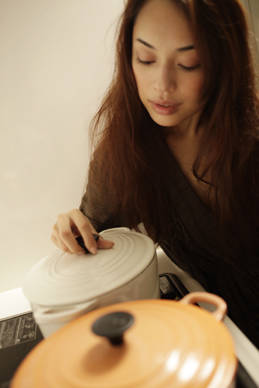 連載・田中玲（たなかれい）｜其の四「茸」　「愛用しているルクルーゼのお鍋。スープも煮込み料理にも最適です」