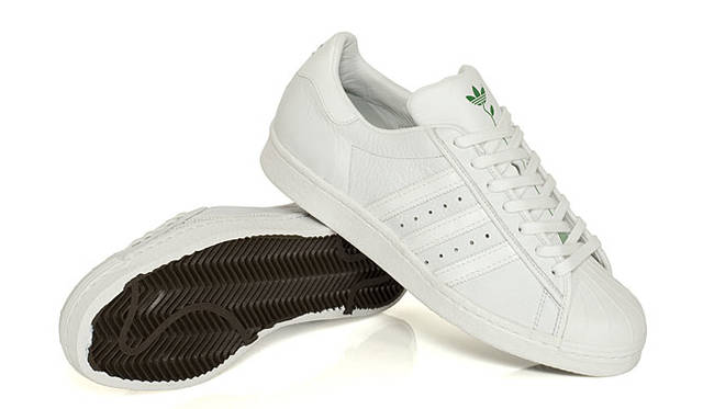 adidas│アディダス 「PLANTS PACK」　<b>SS 80s PLANT G04154 1万8900円</b><br>高い人気を誇る「SS 80s」のシルエットに、ミニマリズムなメイクアップを施し、「シェルトウのクラシック」から最高のものを引き出すことに成功。ホワイトのレザーアッパーは、光沢のあるスリーストライプスで仕上げられ、「PLANTS PACK」独自の「茎のついた」トレフォイル・ロゴをシュータンとヒールパネルに刺繍。芝生の感触をもつソックライナーに、土を彷彿させるブラウンのアウトソールが、adidasの代表的なデザインにナチュラルなクールさをもたらした。