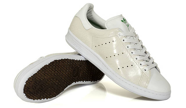 adidas│アディダス 「PLANTS PACK」　<b>STAN SMITH 80s PLANT G04155 1万7850円</b><br>STAN SMITHが伝承してきた「ウルトラ・クリーン」なシルエットを損なうことなく、ひび割れた葉状模様が入ったオフホワイトのアッパーをプレーントゥとシュータンでまとめた。芝生のようなソックライナー、茎のついたトレフォイルのディテーリングと大地にインスパイアされたアウトソールが、オーガニックな容姿をつくりあげている。