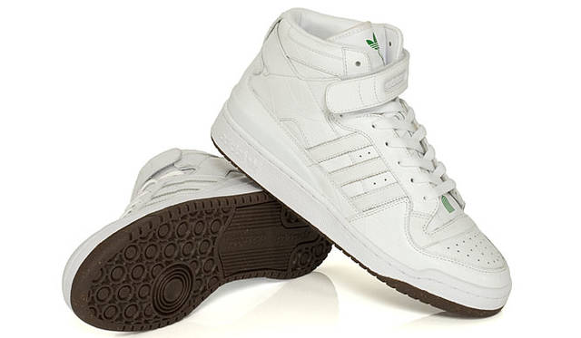 adidas│アディダス 「PLANTS PACK」　<b>FRM MID PLANT G04158 1万8900円</b><br>FMRが長年保ちつづけてきた本質的な新鮮味を、上質のレザーアッパーをエンボス加工した「葉」で飾り、一部に熱狂的ファンをもつ「コートのクラシック」をグレードアップした。その驚くほどクリーンなイメージにくわえ、シュータンのプリントとヒール部分の刺繍には、茎のついたトレフォイルのデザインを巧みにあしらい、「芝生」調のソックライナーに「種子」調の斑点をちりばめたブラウンのアウトソールで仕上げた。