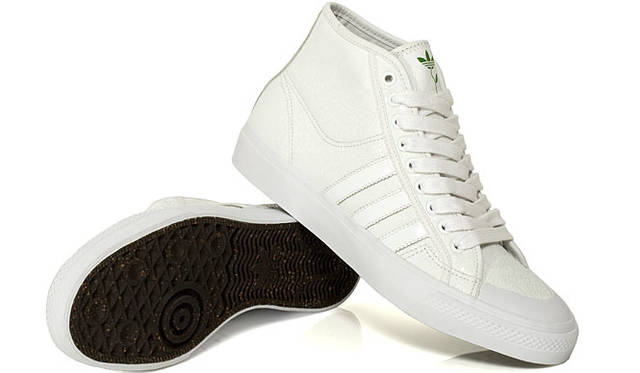 adidas│アディダス 「PLANTS PACK」　<b>NIZZA HI PLANT G04157 1万3650円</b><br>adidasにおけるもっともシンプルなシルエットのひとつが、これまで以上にクリーンなルックスで登場。模様の入ったつややかな高品質のソフトレザーのアッパーに、茎のついたトレフォイルが控え目にプリントされたシュータン。ホワイトのスリーストライプスにラバー･ミッドソールとトゥバンパー、そして芝生のような刺繍入りソックライナーに、土を匂わせるブラウンのアウトソールで仕上げた。