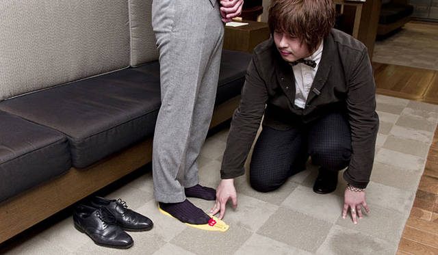 <b>BARNEYS NEW YORK│バーニーズ　ニューヨーク</b>　“PATTERN ORDER”シューズ<br>採寸用ゲージで足のサイズを測る