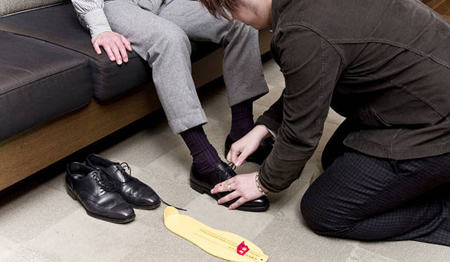 <b>BARNEYS NEW YORK│バーニーズ　ニューヨーク</b>　“PATTERN ORDER”シューズ<br>フィッティングサンプルを履く