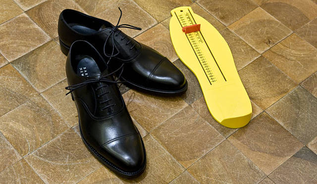 <b>BARNEYS NEW YORK│バーニーズ　ニューヨーク</b>　“PATTERN ORDER”シューズ<br>採寸用ゲージとフィッティングサンプル