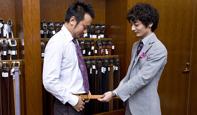 <b>BANEYS NEW YORK│バーニーズ　ニューヨーク</b>　“PATTERN ORDER”ベルト<br>オーダープロセス：採寸用ベルトでウエストを測る