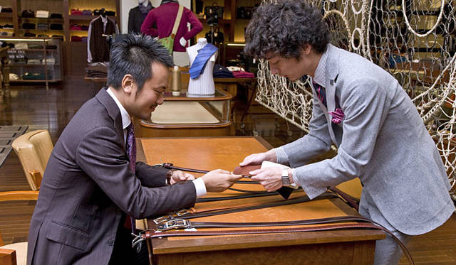 <b>BANEYS NEW YORK│バーニーズ　ニューヨーク</b>　“PATTERN ORDER”ベルト<br>オーダープロセス：レザーやバックル、ステッチカラーの好みを選ぶ