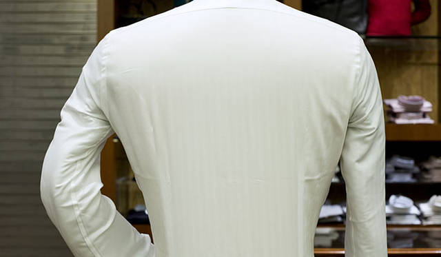 <b>BANEYS NEW YORK│バーニーズ　ニューヨーク</b>　“PATTERN ORDER”シャツ<br>スタンダードモデルの背中部分は、背ダーツを入れることで、ウエスト部分のダブつきを抑え、シャープなシルエットをキープ