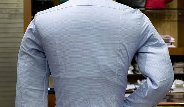<b>BANEYS NEW YORK│バーニーズ　ニューヨーク</b>　“PATTERN ORDER”シャツ<br>ナローモデルの背中部分は、生地を3つのパーツに分割することで、フィッティング感をより高める。さらに2枚袖でタイトでシャープな袖を実現