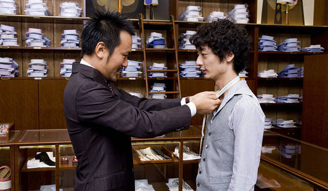 <b>BANEYS NEW YORK│バーニーズ　ニューヨーク</b>　“PATTERN ORDER”シャツ<br>オーダープロセス：ネックを測る