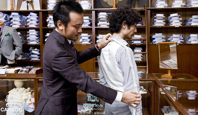 <b>BANEYS NEW YORK│バーニーズ　ニューヨーク</b>　“PATTERN ORDER”シャツ<br>オーダープロセス：裄（ゆき）丈を測る