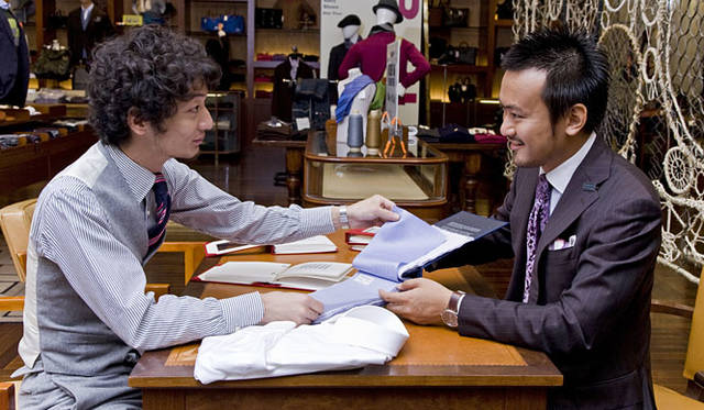 <b>BANEYS NEW YORK│バーニーズ　ニューヨーク</b>　“PATTERN ORDER”シャツ<br>オーダープロセス：『トーマス・メイソン』社の生地ほかオリジナル50種類以上の生地のなかから好みを選ぶ