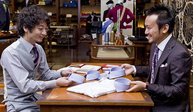 <b>BANEYS NEW YORK│バーニーズ　ニューヨーク</b>　“PATTERN ORDER”シャツ<br>オーダープロセス：8種類の襟型から好みを選ぶ