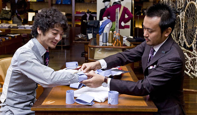 <b>BANEYS NEW YORK│バーニーズ　ニューヨーク</b>　“PATTERN ORDER”シャツ<br>オーダープロセス：5種類のカフス型から好みを選ぶ