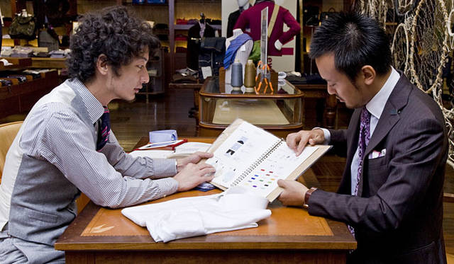 <b>BANEYS NEW YORK│バーニーズ　ニューヨーク</b>　“PATTERN ORDER”シャツ<br>オーダープロセス：ボタンやポケット型、イニシャル刺しゅうなどオプションの好みを選ぶ