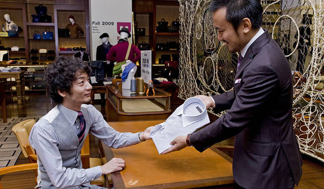 <b>BANEYS NEW YORK│バーニーズ　ニューヨーク</b>　“PATTERN ORDER”シャツ<br>オーダープロセス：納期は約2週間～、価格は1万5750円～