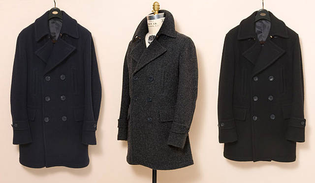 <b>UNITED ARROWS｜ユナイテッドアローズ</b>　ジャパンデザイナーキャラクターブランドコラボレーション「scye（サイ）」<br>ピーコート各7万5600円<br>素材│ウール100％、カラー│ブラック、ネイビー、グレー、サイズ│36、38、40