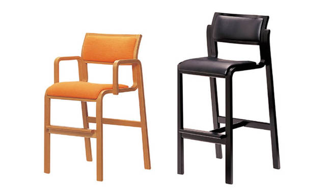 Arflex｜アルフレックス <b> NU（ニュー）</b>1979年発売<br>左／バンビーノチェア（子ども用）（W458×D470×H777×SH510×AH651mm）7万3500円、右／アームレスカウンターチェア（W490×D509×H977×SH710mm）7万2450円