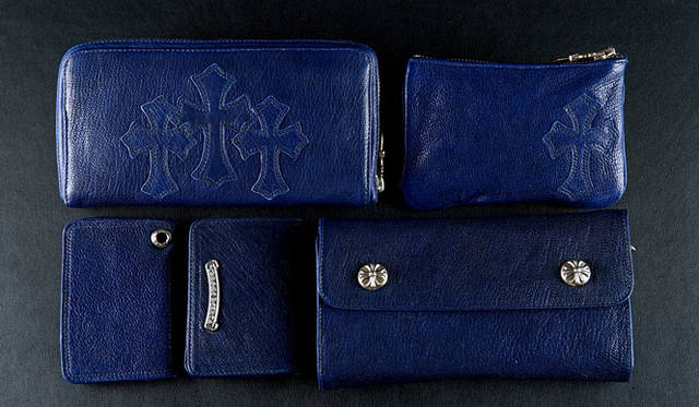 <b>CHROME HEARTS│クロムハーツ</b>　COLOR LEATHER COLLECTION<br>左上から時計回りに、ウォレット（REC F ZIP 3PATCH）15万2250円、ポーチ(小銭入れ／Zipper Change Purse 1Cemetery）4万8300円、ウォレット（WAVE）12万750円、カードケース（CARD CASE 2）4万8300円、カードケース（CARD CASE 3POCKET WIDE）4万8300円