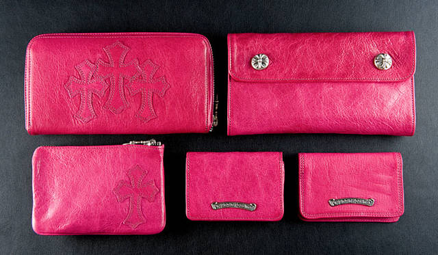 <b>CHROME HEARTS│クロムハーツ</b>　COLOR LEATHER COLLECTION<br>左上から時計回りに、ウォレット（REC F ZIP 3PATCH）15万2250円、ウォレット（WAVE）12万750円、カードケース（CARD CASE 2）4万8300円、カードケース（CARD CASE 3POCKET WIDE）4万8300円、ポーチ(小銭入れ／Zipper Change Purse 1Cemetery）4万8300円