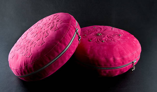 <b>CHROME HEARTS│クロムハーツ</b>　COLOR LEATHER COLLECTION<br>クッション（Pillow Round 15インチ／ピンクスウェード）左／（CROSS Cemetery）31万800円、右／38万6400円