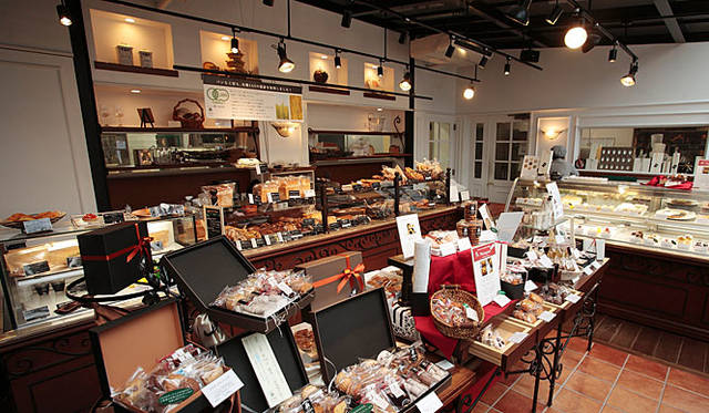 ARTISAN TERRA｜パンは対面販売方式。焼き菓子のほかに、ガラス越しのキッチンでパティシエが腕を振るうつくりたてのケーキ類もおすすめ