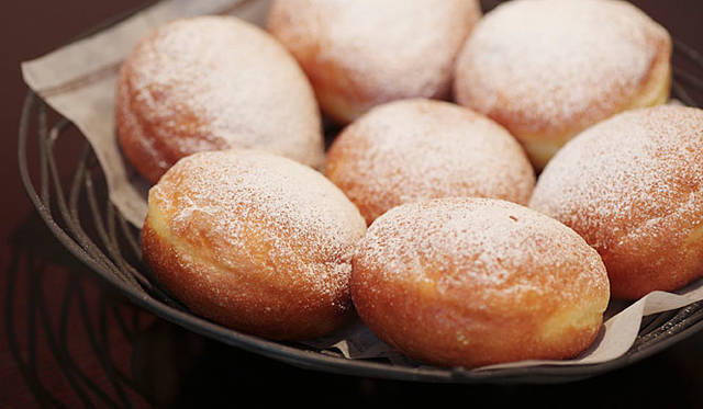 ARTISAN TERRA｜大地牧場産の有機牛乳と、黒岩農場産の有機卵で作った特製クリームをベニエ生地で包み、有機オイルでさっくりと揚げた人気の「パリ風クリームパン」。揚げ上がり予定時間 10:00 1個 242円