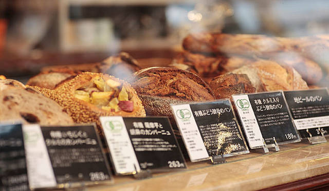 ARTISAN TERRA｜「有機JAS認証」のパンは、自家製ぶどう酵母のパンや、食パン、カンパーニュ、バゲットなど10種類。ラベルに付いたグリーンのマークが目印