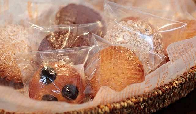 ARTISAN TERRA｜フランス料理と菓子の研究家、大森由紀子氏が監修する、素朴ながら深い味わいのフランス地方菓子。定番の「ガトー・バスク」のほか、月替わりで登場する品々は、どれもバターの香りが豊かで、贈り物にも人気だ。1個210円ほか