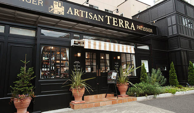 ARTISAN TERRA｜パリの街角のブーランジェリーのような洒落た外観は、三宿通りでも目を引く存在。焼きたてのパンの香りに誘われて、思わず店内を覗きたくなる