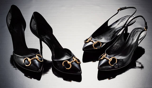 <b>GUCCI｜グッチ</b>　左から：ホースビット パンプス（H7.5cm） 7万8750円、ホースビット バックストラップ（H3.5cm） 7万7700円