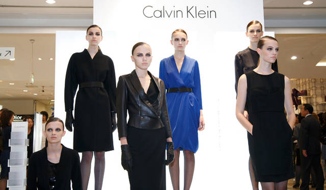 <b>ck Calvin Klein｜ck カルバン・クライン</b>　2009F/Wの最新アイテムを身にまとった、ライブモデルたちによるプレゼンテーションに誰もが足を止めて見入っていた