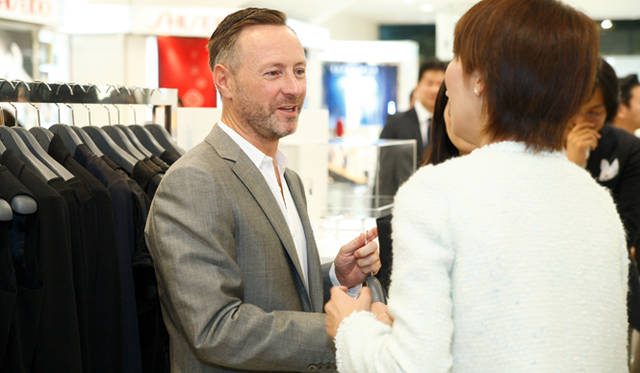 <b>ck Calvin Klein｜ck カルバン・クライン</b>　VIP顧客と談笑するケヴィン・ケリガン氏