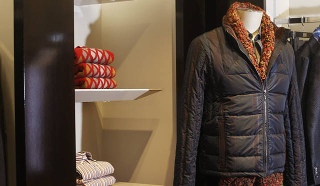 <strong>ETRO│エトロ</strong>　ブルゾン16万3800円、シャツ4万950円、マフラー4万8300円