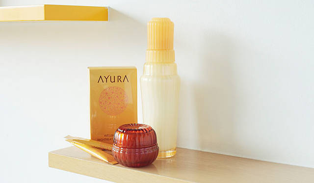 小林ひろ美の2009年秋冬ビューティトレンド「ミッドナイトエステ用コスメ編」<br>手前、アユーラ「ウェルバランス ナイトリートサプリ」、奥左：同「ウェルバランス ミッドナイトチャージ（クリーム）」、奥右：同「ウェルバランス バランシングプライマー（化粧水）」