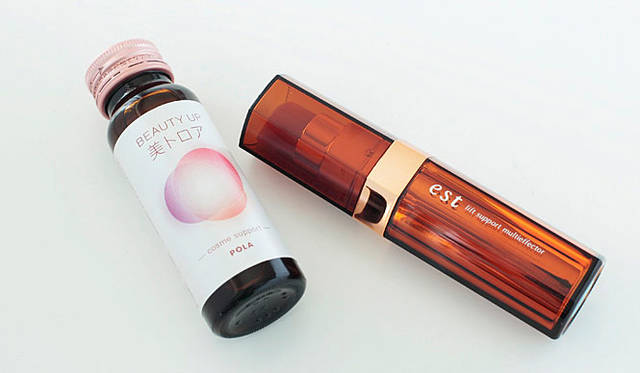 小林ひろ美の2009年秋冬ビューティトレンド「ミッドナイトエステ用コスメ編」<br>左から、ポーラ「ビューティアップ 美トロア」、エスト「リフトサポートマルチエフェクター」