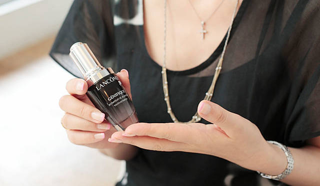 小林ひろ美の2009年秋冬ビューティトレンド「ミッドナイトエステ用コスメ編」<br>ランコム「ジェニフィック」