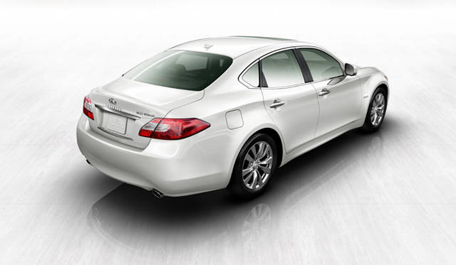 <em>INFINITY M35 Hybrid｜インフィニティ M35 ハイブリッド</em>