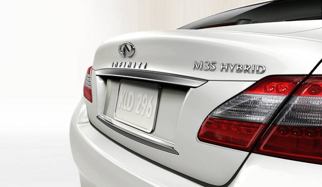 <em>INFINITY M35 Hybrid｜インフィニティ M35 ハイブリッド</em>
