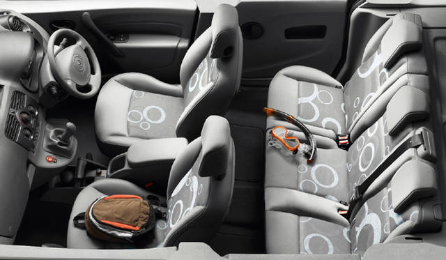 <em>RENAULT KANGOO｜ルノー・カングー</em>