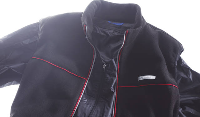 <b>LANVIN SPORT｜ランバン スポール</b>　ナイロンのパーカは通常はヴェストの背に収納されている。ライナー付きヴェスト（メンズ） 3万6750円