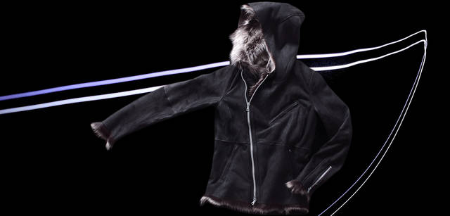 ゴートレザーとファーを贅たくに使ったライダースブルゾン。ハードすぎないパーカが大人の余裕を醸す。フード付きライダース19万4250円（バックラッシュ／伊勢丹新宿店）