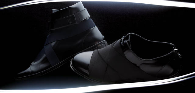 レザーにファブリックを巻きつけたモードなデザインが秀逸。ジップアップ式のバックスタイルにも注目を。左｜ブーツ4万8300円　右｜ストレートチップ7万9800円（ジバンシィ／伊勢丹新宿店）