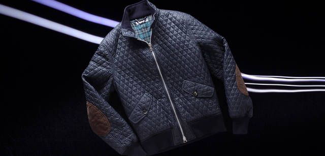 上品な光沢を放つキルティングに、遊び心をプラスするコーデュロイの肘当て。トラッドにもスポーティにもいかようにも活躍するアイテム。キルティングブルゾン16万8000円（M.バスティアン／伊勢丹新宿店）