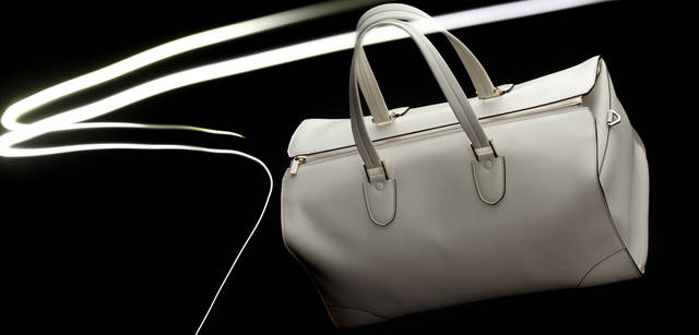 ちょっとした一泊旅行はもちろん、2、3泊もいけてしまいそうな容量のバッグ。洗練を極めた白で、颯爽と出かけたい。ボストンバッグ36万7500円（ヴァレクストラ／伊勢丹新宿店）