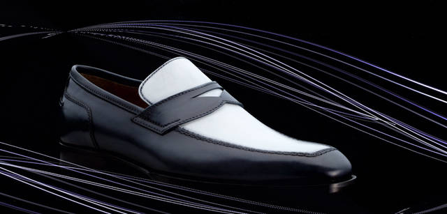 白×ネイビーコンビのコインローファーは、さりげなく主張する足元コーディネイトに役立つアイテム。ほどよいカジュアル感もうれしい。ネイビーローファー7万6650円（ステファノビ／伊勢丹新宿店）