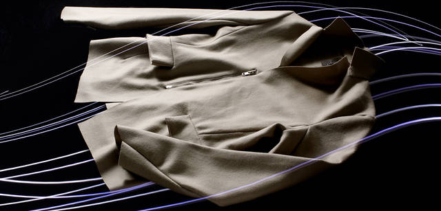 斬新なパターン・カッティングで構築的なフォルムを実現。シンプルに洗練された着こなしを楽しみたい。ベージュジャケット8万2950円（ヨハン セレファティ／伊勢丹新宿店）