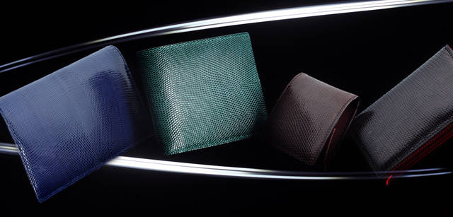 ちょっとした小物もリザードにすることで、ラグジュアリーな雰囲気を演出してくれる。左から｜束入れ（NY）6万3000円、札入れ（グリーン）5万2500円、コインケース（茶）2万7300円、名刺入れ（黒）3万4650円（キプリス／伊勢丹新宿店）