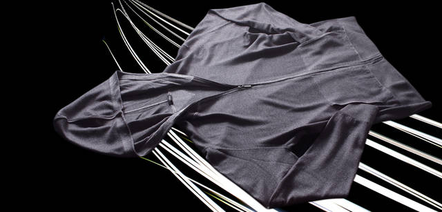 上質なウールづかいながらも、ムラ後染めやジップアップのデザインが、モダンな印象を約束。フーテッドジップパーカ7万6650円（クルチアーニ／伊勢丹新宿店）